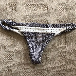 Acacia snake bottoms